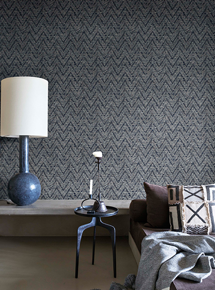 استفاده از مبلمان بزرگ، تخت روبروی کاغذ دیواری مشکی