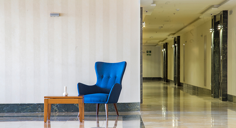 استفاده از کاغذدیواری هتلی رویا در پروژه هتل حیات مشهد، صندلی و میز